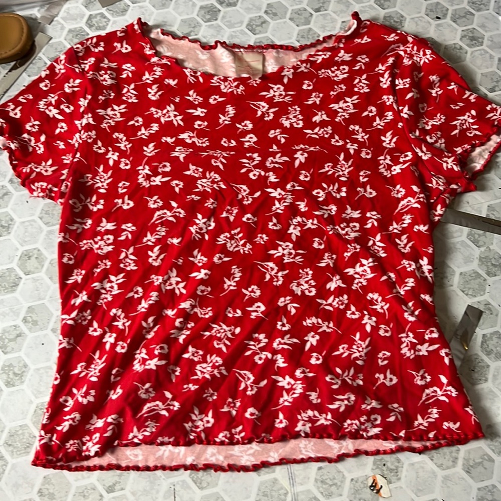 No Boundaries Medium Red Floral Print Short Sleeve Lettuce Hem Blouse